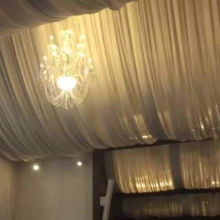 空調で少し動いてしまう天井の布飾り。