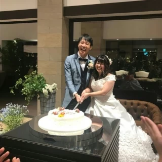 背景が夜のため、ドレスや表情が映える