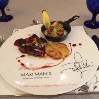お肉が柔らかく美味しい。お皿もお洒落。