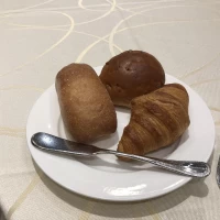 パン3種類。焼き立てではなかった。