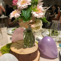 テーブルの装花にハートのバルーンを追加してもらいました。