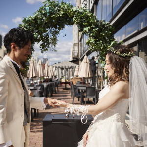 開放感あるれるテラスにて人前式|547647さんの8G Horie RiverTerrace Weddingの写真(897672)