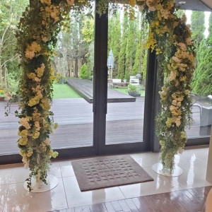 ガーデン前の開放的な扉とアーチになった装花|547672さんのプルーナ(puruna)マリエール（営業終了）の写真(898158)