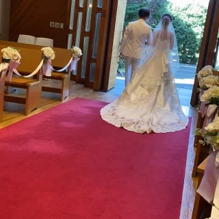 赤い絨毯で、ドレスが映えると感じました。