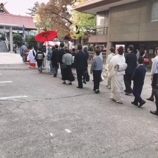 ロビーから神社へ向かう