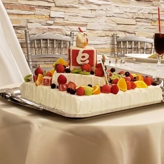 ふたりが出会ったバイト先の看板がのったインパクトあるケーキ！
