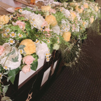 新郎新婦のテーブルを埋める花々