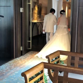 木の温もりを感じられるチャペル