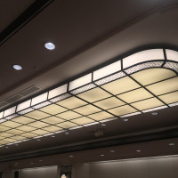 牡丹の間の天井。ライトが特徴的です。