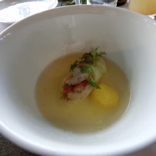 スープ仕立てのお魚料理。