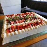 フルーツたっぷりのケーキを作って頂きました。