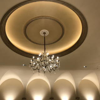 披露宴会場の天井も高く高級感がある。