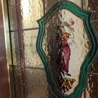 ドアのガラス。本物のアンティークでひんがあります。