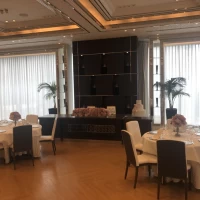 窓があり明るい感じ。50人くらいならゆったり入れそう