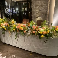 披露宴会場のメインテーブル