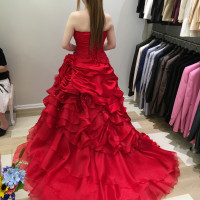赤いドレスの後ろです。
ボリュームは少ないイメージです