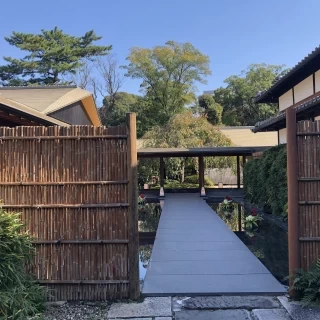 花を飾り挙式が出来るエントランス。