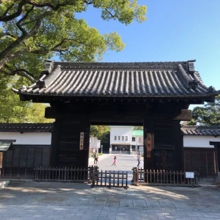 こちらの門前で記念写真を。季節毎に花木の変化を楽しめる場所。