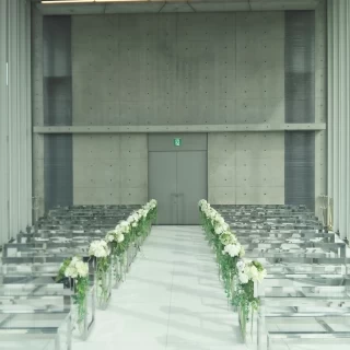 ガラス貼りのチャペルの椅子