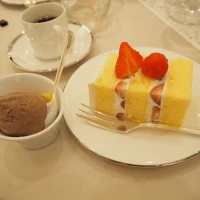 ウエディングケーキもきれいに切り分けてもらえます。