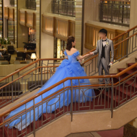帝国ホテルのロビーの階段は花嫁の憧れ。シンデレラドレスで。