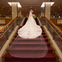 ワインレッドの絨毯の階段はウェディングドレスが映えます