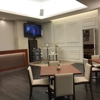 実際のロビーはこの右側にも広がっており奥にはカウンターも。
