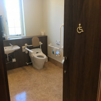 車椅子の方も安心の広いトイレ。