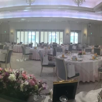 会場は天井も高く広々としてました。