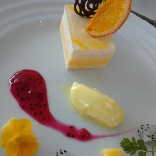 デザートです！ウエディングケーキと一緒に出てきます。