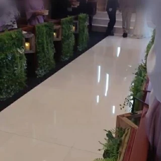 参列者の椅子はウッドでその横には植物とナチュラルな雰囲気です