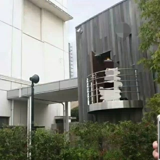 ブーケトスは会場の外で行いました