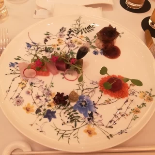 前菜はとっても盛り付けが綺麗でした。