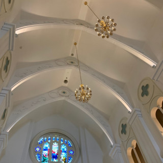 天井が高くステンドグラスが綺麗なチャペル