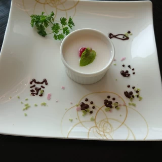 コースの杏仁豆腐です。苦手な人も多いですが、これは美味しいで