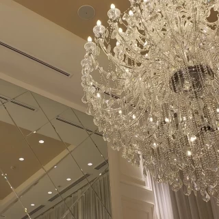 大階段の上にあり豪華！