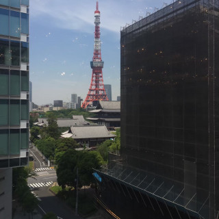 新郎新婦席の後ろには東京タワーが見えます