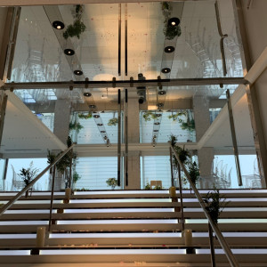 階段の上が挙式会場|548708さんのPENTHOUSE THE TOKYO by SKYHALL（ウエディング取扱終了）の写真(909026)