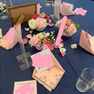 新郎新婦の席と合わせ、各テーブルにゲストが持ち帰れる花を用意|548711さんのコニストンガーデンの写真(933727)