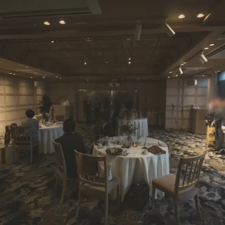 横から見た会場全体の大きさ