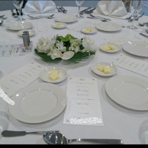 白で爽やかなテーブル|548803さんのシー シェル ブルー／サザンビーチホテル＆リゾート●小さな結婚式の写真(944522)