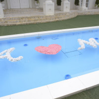 ホワイトハウスのプールに花びらでイニシャルを浮かべました。