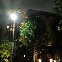 夜の雰囲気です。玄関の提灯も素敵です。