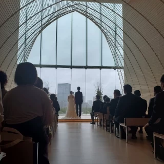 外は一面ガラス張り。曇りでもわりと綺麗に自然光が入ります。
