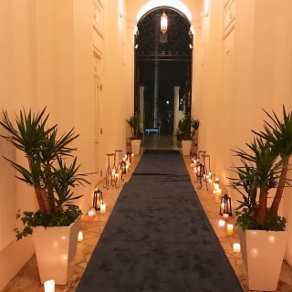 門入ってすぐの通路、ここを抜けると会場です