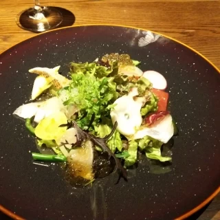 サラダ。お刺身も入っていて、食べごたえがあります。