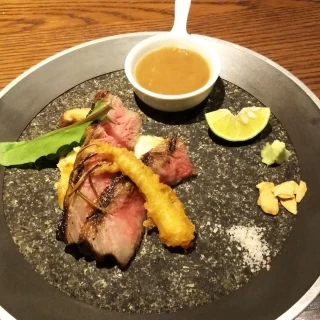 お肉料理。お塩でさっぱりといただけました。