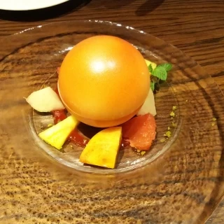 デザート。上からホットチョコレートをかけます。