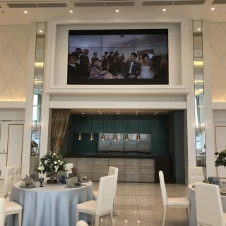 大きなテレビモニターのある披露宴会場