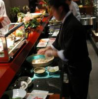 なんと寿司の職人さんが目の前で握ってくれる贅沢！！